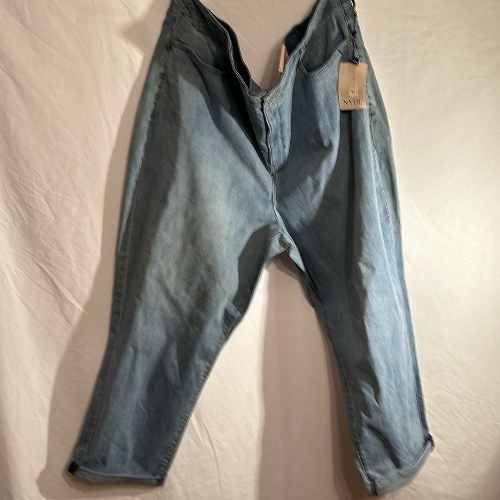 New w/tags ladies NYDY Girlfriend jeans size 28w color light wash  stretch jeans